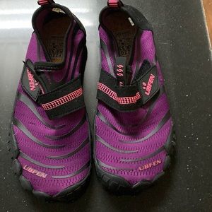 UBFEN size 1 in girls purple water shoes